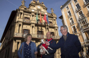 ep el perro pipper en la plaza del ayuntamiento