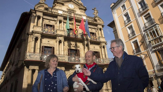 ep el perro pipper en la plaza del ayuntamiento