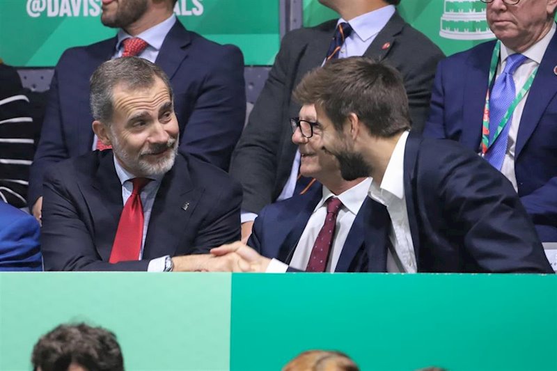ep el rey felipe vi saluda a gerard pique en la final de la copa davis 2019 ep el rey felipe vi saluda a gerard pique en la final de la copa davis 2019