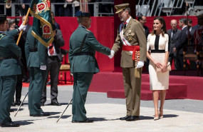ep el rey felipe vi saluda a un agente de la guardia civil durante el central conmemorativo del 175