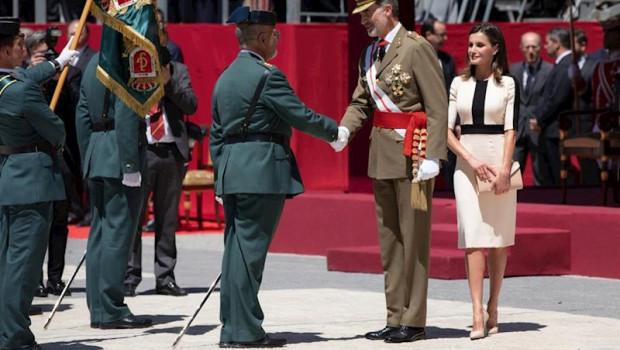 ep el rey felipe vi saluda a un agente de la guardia civil durante el central conmemorativo del 175