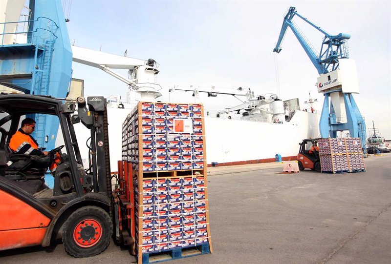 El déficit comercial se reduce un 57% hasta marzo por el alza de las exportaciones