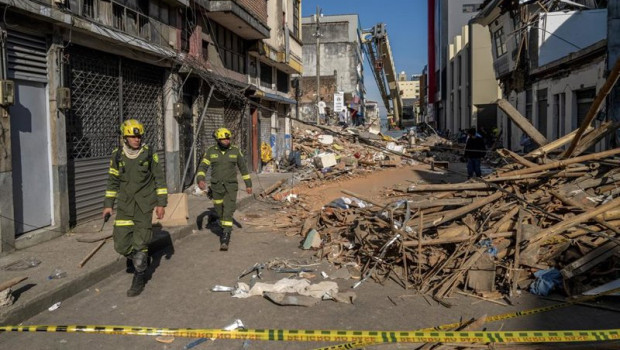 ep first responders walk down a rubble strewn street after mondays earthquake in pereira colombia on