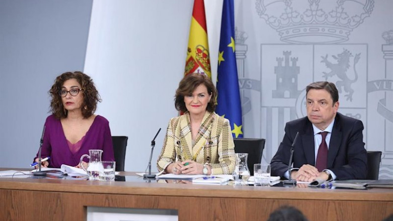 (I-D) La ministra portavoz del Gobierno, María Jesús Montero; la vicepresidenta primera del Gobierno, Carmen Calvo; y el ministro de Agricultura, Pesca y Alimentación, Luis Planas, comparecen en rueda de prensa tras la reunión del Consejo de Ministros. | Marta Fernández Jara - Europa Press ep i-d la ministra portavoz del gobierno maria jesus montero la vicepresidenta primera del gobierno