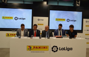 ep javier tebas joaquin morientes y fernando sanz en la presentacion del album de laliga de panini