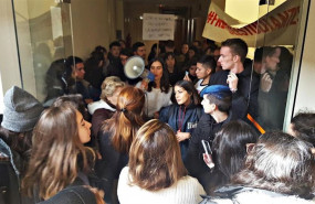 ep jovenes manifestandose en el interio de la universidad carlos iii de madrid contra un debate
