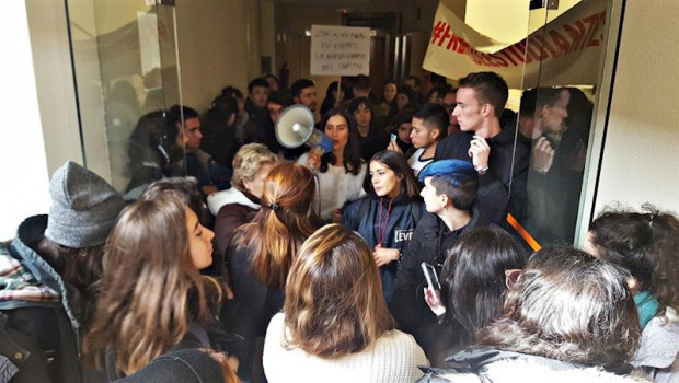 ep jovenes manifestandose en el interio de la universidad carlos iii de madrid contra un debate