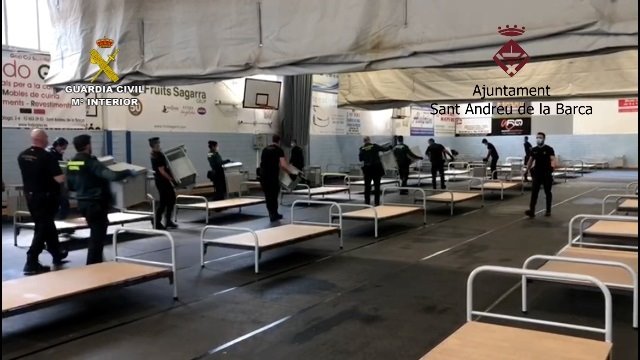 ep la guardia civil colabora en instalar un hospital de campana en un polideportivo de sant andreu