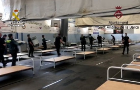ep la guardia civil colabora en instalar un hospital de campana en un polideportivo de sant andreu