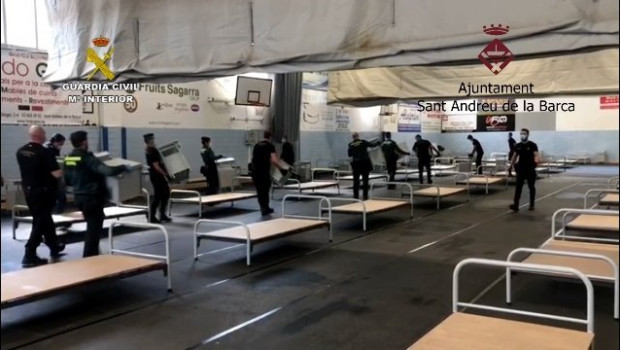 ep la guardia civil colabora en instalar un hospital de campana en un polideportivo de sant andreu