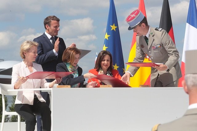 La ministra de Defensa en funciones, Margarita Robles, firma junto a sus homólogas de Francia y Alemania la entrada de España en el programa del futuro caza europeo (FCAS) en el Salón Internacional de la Aeronáutica y el Espacio de París – Le Bourget | MINISTERIO DE DEFENSA - Archivo ep la ministra de defensa en funciones margarita robles firma junto a sus homologas de francia y
