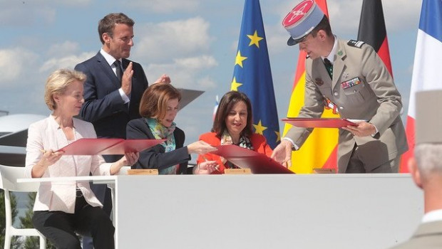 ep la ministra de defensa en funciones margarita robles firma junto a sus homologas de francia y
