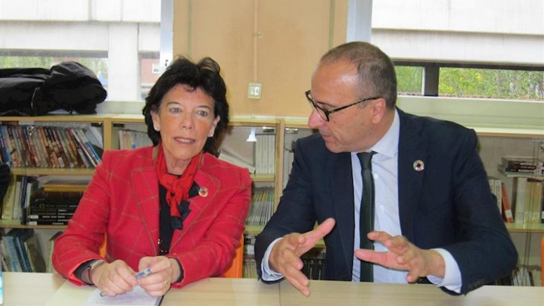 La ministra de Educación en funciones y portavoz del Gobierno central, Isabel Celaá, con el consejero de Educación de Aragón, Felipe Faci. | EUROPA PRESS ep la ministra de educacion en funciones y portavoz del gobierno central isabel celaa con el