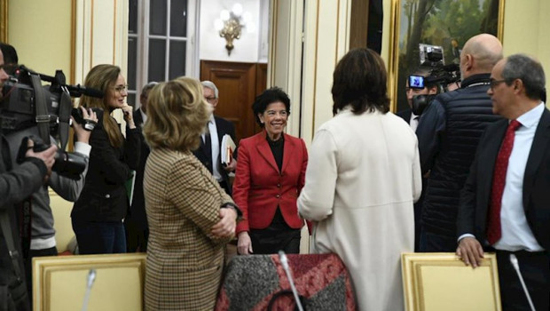 ep la ministra de educacion y formacion profesional isabel celaa saluda a los consejeros de