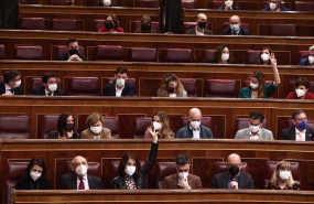 ep la portavoz parlamentaria del psoe adriana lastra levanta el brazo para votar durante una sesion