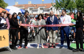 ep la presidenta de la comunidad de madrid y el vicepresidente cortan la cinta en el acto de salida