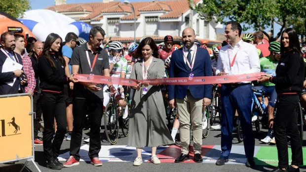 ep la presidenta de la comunidad de madrid y el vicepresidente cortan la cinta en el acto de salida