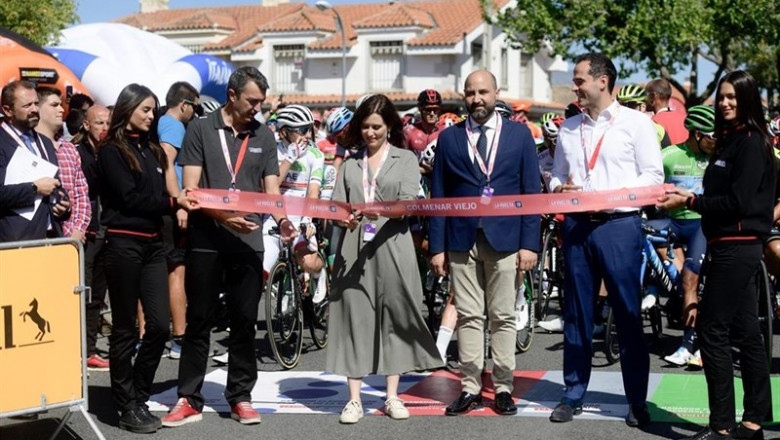 La presidenta de la Comunidad de Madrid y el vicepresidente cortan la cinta en el acto de salida de l8ª eatapa de la Vuelta Ciclista a España | COMUNIDAD DE MADRID ep la presidenta de la comunidad de madrid y el vicepresidente cortan la cinta en el acto de salida