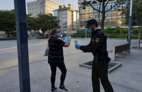 ep las fuerzas y cuerpos de seguridad del estado proceden al reparto de mascarillas en a coruna