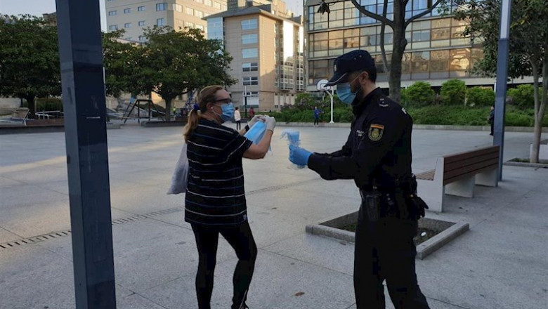 Las Fuerzas y Cuerpos de Seguridad del Estado proceden al reparto de mascarillas en A Coruña | DELEGACIÓN DEL GOBIERNO ep las fuerzas y cuerpos de seguridad del estado proceden al reparto de mascarillas en a coruna