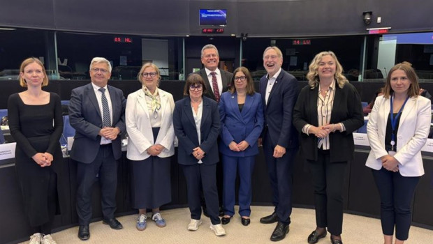 ep los negociadores del parlamento europeo consejo y comision europea celebran el acuerdo de