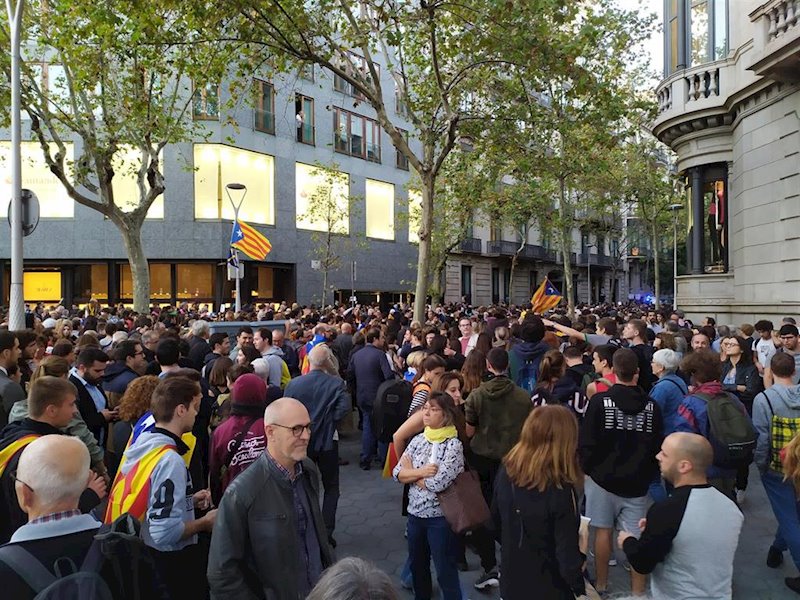ep manifestantes en direccion a la delegacion del gobierno en barcelona
