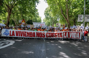 ep manifestantes portan pancarta con lema la vivienda nos cuesta la vida durante una manifestacion
