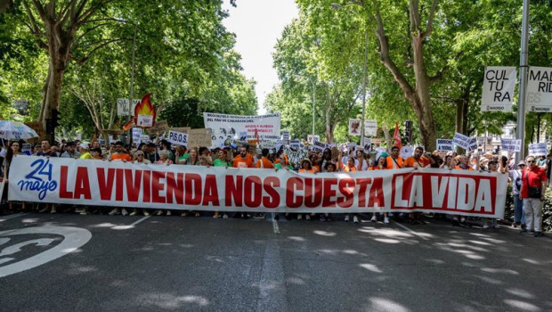 ep manifestantes portan pancarta con lema la vivienda nos cuesta la vida durante una manifestacion
