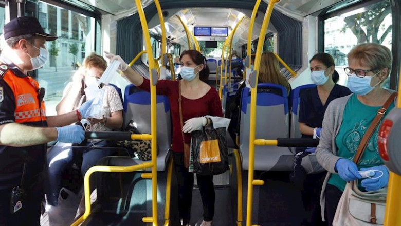 ep miembros de proteccion civil de malaga entregan mascarillas a los pasajeros de autobuses durante ep miembros de proteccion civil de malaga entregan mascarillas a los pasajeros de autobuses durante