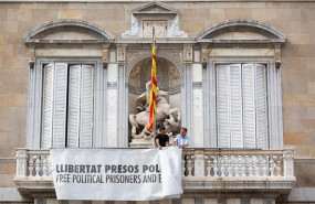 ep momento en que la pancarta con el lazo amarillo en honor a los presos del proces ha sido retirada