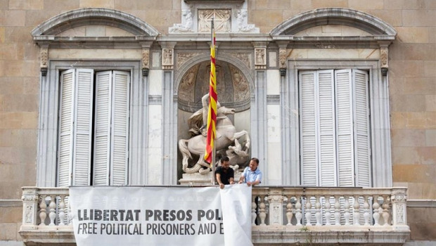ep momento en que la pancarta con el lazo amarillo en honor a los presos del proces ha sido retirada