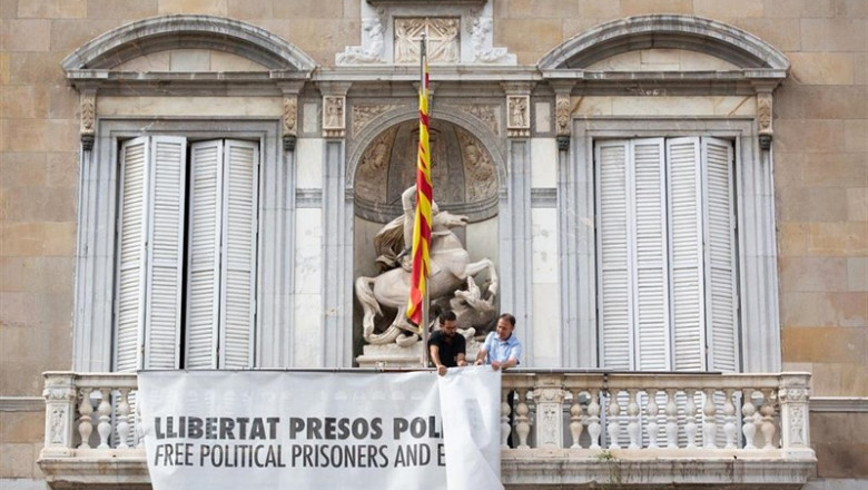 Momento en que la pancarta con el lazo amarillo en honor a los presos del procés ha sido retirada de la fachada de la Generalitat después de que el Tribunal Superior de Justicia de Catalunya (TSJC) haya ordenado a los Mossos d'Esquadra que la quitaran de | David Zorrakino - Europa Press ep momento en que la pancarta con el lazo amarillo en honor a los presos del proces ha sido retirada