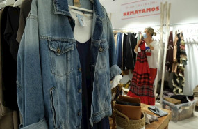 ep preparacion de una tienda de ropa antes de ser abierta al publico en palma de mallorca el dia en