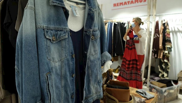 ep preparacion de una tienda de ropa antes de ser abierta al publico en palma de mallorca el dia en