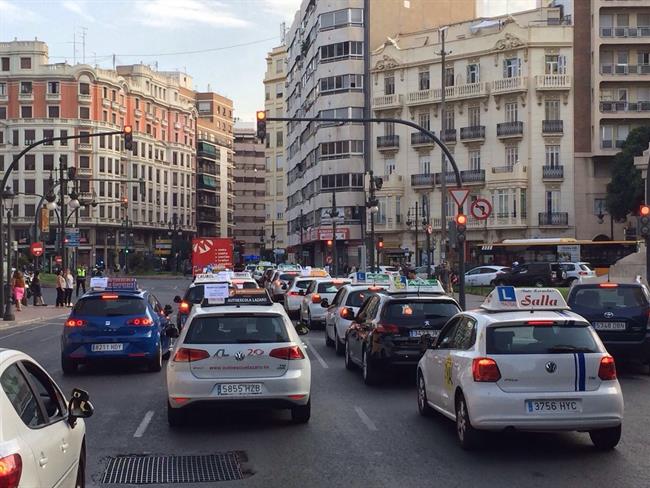 Protesta de las autoescuelas para exigir el fin de la huelga de examinadores | CEDIDA ep protestalas autoescuelasexigirfinla huelgaexaminadores