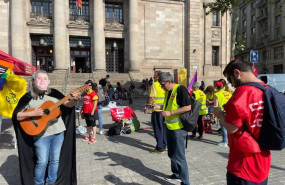 ep representantes de ccoo y ugt durante la acampada frente a la oficina principal de correos en