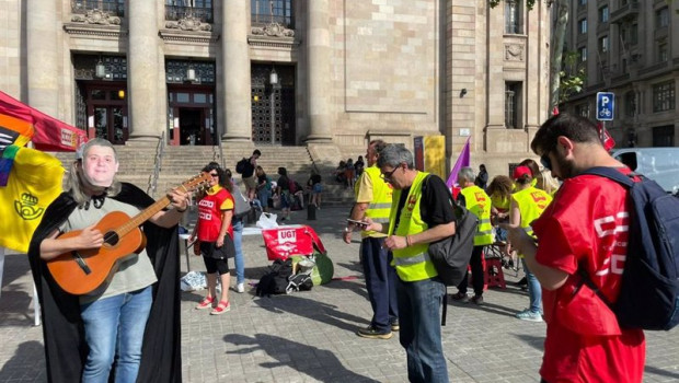 ep representantes de ccoo y ugt durante la acampada frente a la oficina principal de correos en