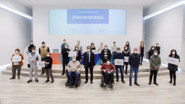 ep representantes de las ocho entidades sociales recibieron sus cheques de manos de emilio saenz