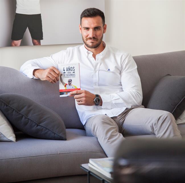 Saúl Craviotto posa con su libro | BAUME & MERCIER ep saul craviotto posasu libro