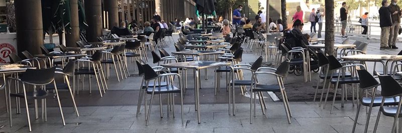 ep terraza con mesas vacias en una centrica plaza ep terraza con mesas vacias en una centrica plaza