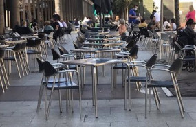 ep terraza con mesas vacias en una centrica plaza
