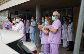 ep trabajadores de osakidetza servicio vasco de salud del hospital de galdakao aplauden en recuerdo