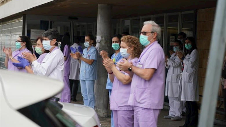 Trabajadores de Osakidetza (servicio vasco de salud) del Hospital de Galdakao aplauden en recuerdo a la enfermera de 52 años fallecida por Covid-19 donde desarrollaba su labor profesional en la sexta planta. El aplauso, acompañado también de 5 minutos de | H.Bilbao - Europa Press ep trabajadores de osakidetza servicio vasco de salud del hospital de galdakao aplauden en recuerdo