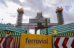 ep trabajadores en tarea de montaje de la portada de la feria de abril del 2023 a 07 de marzo del