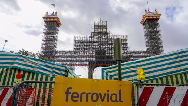 ep trabajadores en tarea de montaje de la portada de la feria de abril del 2023 a 07 de marzo del