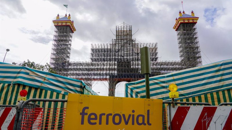 ep trabajadores en tarea de montaje de la portada de la feria de abril del 2023 a 07 de marzo del ep trabajadores en tarea de montaje de la portada de la feria de abril del 2023 a 07 de marzo del