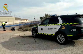 ep un agente de la benemerita auxilia a un hombre tumbado en la carretera