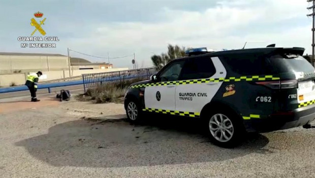 ep un agente de la benemerita auxilia a un hombre tumbado en la carretera