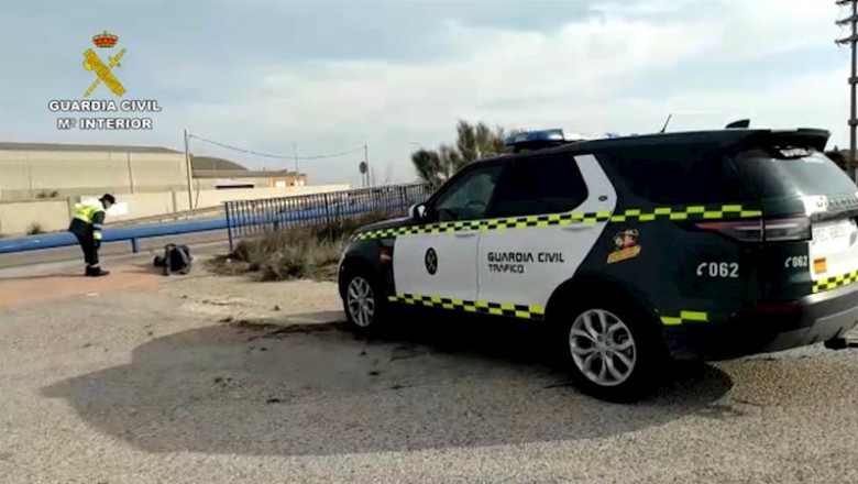 ep un agente de la benemerita auxilia a un hombre tumbado en la carretera ep un agente de la benemerita auxilia a un hombre tumbado en la carretera