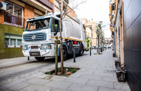 ep un camion ofrece servicio de recogida puerta a puerta en barcelona